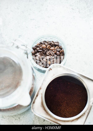 Kaffeebohnen und Kaffeesatz im caddy Stockfoto