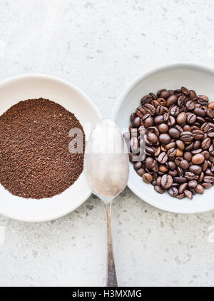 Kaffeebohnen und gemahlenen Kaffee in Schalen Stockfoto