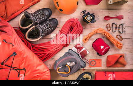 Draufsicht der Kletterausrüstung mit Kletterhelm, Verbandskasten, Bergschuhe und Kletterseile Stockfoto