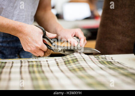 Frau Schneiden Stoff Leder Jacke Hersteller, close-up Stockfoto