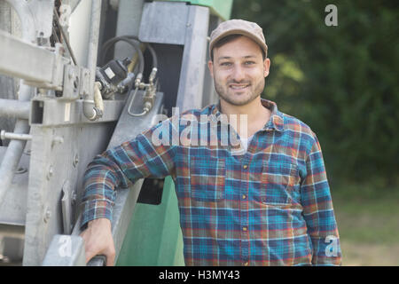 Porträt des Mannes gelehnt LKW Blick auf die Kamera zu Lächeln Stockfoto