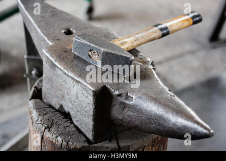 Hammer auf eisernen Amboss Stockfoto