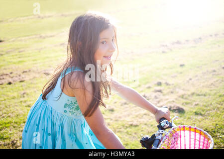 Junge Mädchen Reiten Fahrrad im Sommer Stockfoto