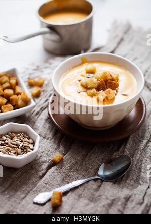 Suppe mit Süßkartoffeln, Karotten und Kokos Stockfoto