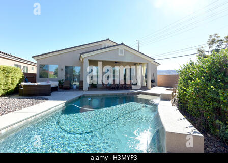 Wohnhaus mit Garten Schwimmbad Stockfoto