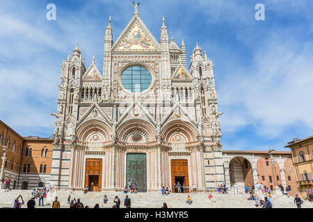 Kathedrale Duomo di Siena in Italien mit Touristen Stockfoto