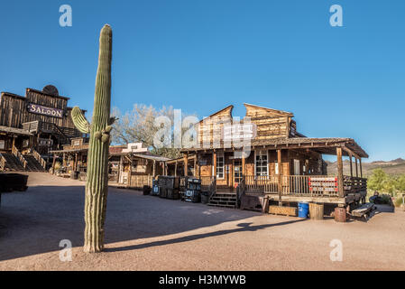 Alten Saloon und Bäckerei in Goldfield Ghost town Stockfoto