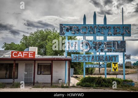 Verlassene Frontier Motel, Cafe und Vintage Leuchtreklame auf der historischen Route 66 im Mohave County, Arizona Stockfoto