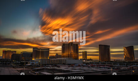 Dramatischen Sonnenuntergang über Casinos am Las Vegas Strip Stockfoto