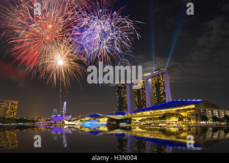 Singapur, Singapur - 22. Februar 2016: Marina Bay Sands Feuerwerk in der Nacht während Licht- und Wassershow "Voller Wunder". Ich Stockfoto