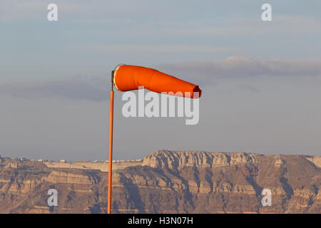 Landschaft mit Windsack auf Santorini Insel Stockfoto