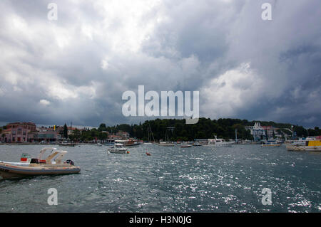 Wunderschönen Adria mit schönen Himmel, Felsen, Bäume und herrlicher Aussicht. Stockfoto