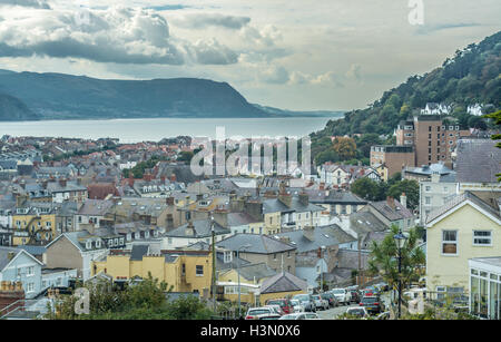 Ein Blick quer durch die Stadt in Llandudno mit den Bergen an der Küste von North Wales in Schuss Stockfoto