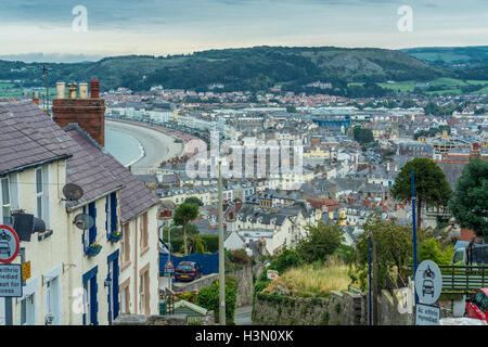 Ein Blick über die Dächer in die Bucht in Llandudno Stockfoto