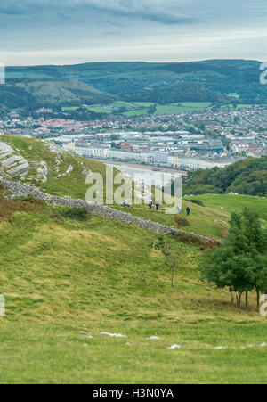 Ein Blick von einer erhöhten Position auf den Great Orme, Blick hinunter auf die Stadt in Llandudno Stockfoto