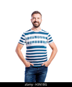 Hipster-Mann in blau gestreiftes T-shirt, Studio gedreht, isoliert Stockfoto