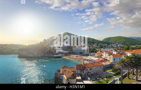 Panoramablick auf den Strand Ricardova Glava und Teil der Festung der Altstadt. Budva. Montenegro. Stockfoto