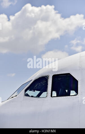 Detail mit pilot Cockpit gesehen von außen Flugzeug geschossen Stockfoto