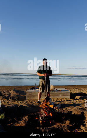 Kanadische Nationalpark-Ranger eine Rede am Lagerfeuer im Kouchibouguac National Park New Brunswick, Kanada Stockfoto