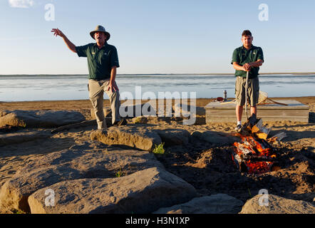 Kanadische Nationalpark-Ranger eine Rede am Lagerfeuer im Kouchibouguac National Park New Brunswick, Kanada Stockfoto