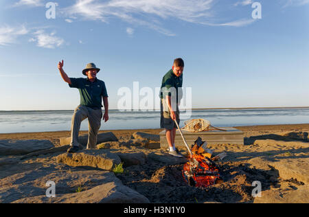 Kanadische Nationalpark-Ranger eine Rede am Lagerfeuer im Kouchibouguac National Park New Brunswick, Kanada Stockfoto