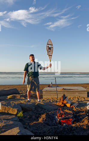 Canadian National Park Ranger eine Rede am Lagerfeuer in den Kouchibouguac National Park New Brunswick Kanada Stockfoto