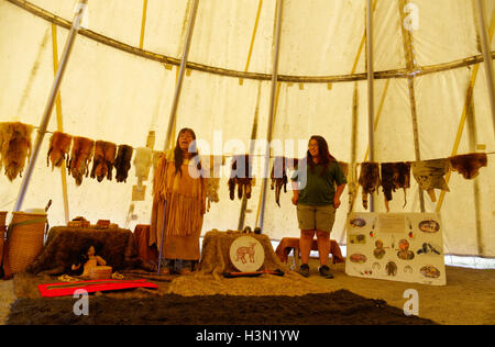 Ein Indianer (Micmac) Frau sprechen in einem Wigwam mit traditionellen Gegenständen & Pelze. Kouchibouguac NP New Brunswick, Kanada Stockfoto