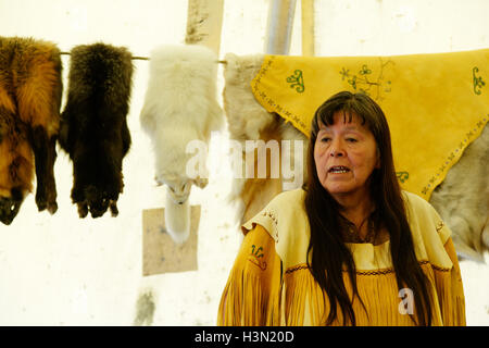 Ein Indianer (Micmac) Frau sprechen in einem Wigwam mit traditionellen Gegenständen & Pelze. Kouchibouguac NP New Brunswick, Kanada Stockfoto