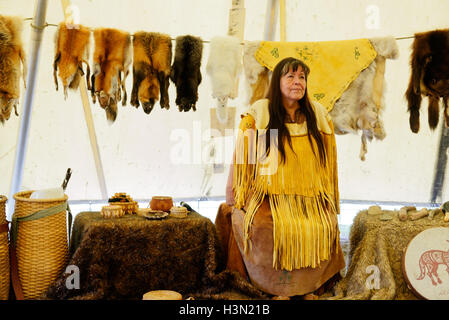 Ein Indianer (Micmac) Frau sprechen in einem Wigwam mit traditionellen Gegenständen & Pelze. Kouchibouguac NP New Brunswick, Kanada Stockfoto