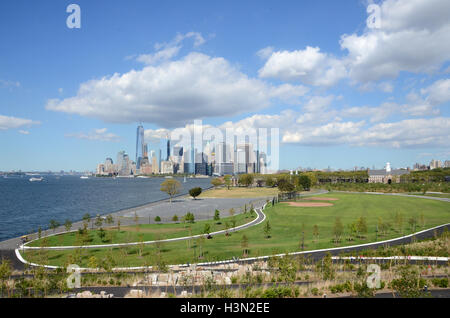 Blick auf Manhattan gesehen über angelegten Felder auf Governors Island, New York Stockfoto