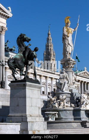 Statuen am Parlamentsgebäude auf Ringstrabe in Wien, Österreich. Stockfoto