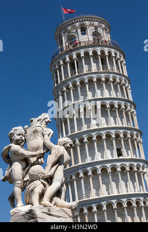 Der Glockenturm der Kathedrale, bekannt als der schiefe Turm von Pisa, ist das berühmteste Bild der Stadt Pisa in Italien. Stockfoto