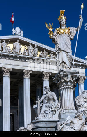 Statuen am Parlamentsgebäude auf Ringstrabe in Wien, Österreich. Stockfoto