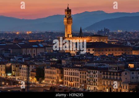 Der Palazzo Vecchio und die Stadt Florenz in der Nacht - gesehen von Piazzale Michelangelo. Stockfoto