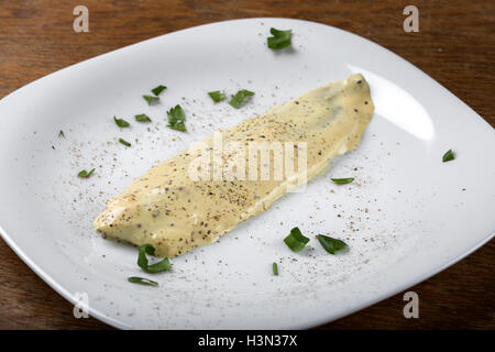 Platte mit Heringsfilets in Senf-Sauce und Kräuter Stockfoto