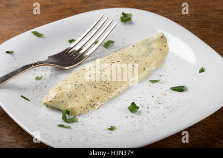 Platte mit Heringsfilets in Senf-Sauce und Kräuter Stockfoto