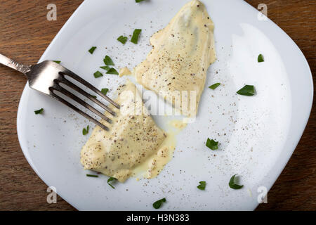 Platte mit Heringsfilets in Senf-Sauce und Kräuter Stockfoto