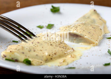 Nahaufnahme von Heringsfilets in Senf-Sauce und Kräuter Stockfoto