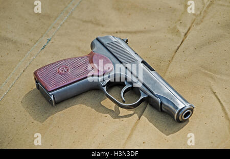 Canvas-Pistole 9mm PM "Makarov" auf Hintergrund Armee plane Stockfoto