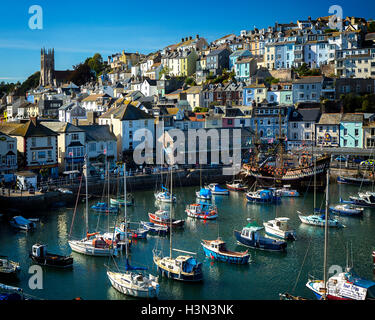 GB - DEVON: Malerische Hafen von Brixham & Stadt Stockfoto