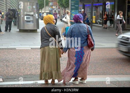 Asiatische Flüchtling gekleidet Hijab Schal auf Straße in der UK alltägliche Szene Stockfoto
