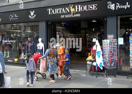 Asiatische Flüchtlinge gekleidet auf Straße in der UK alltägliche Szene Hijab Schal Stockfoto