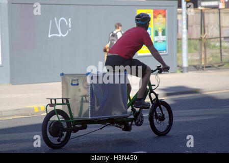Glasgow Straße Szenen Lieferung Fahrrad mit großen Alu-box Stockfoto