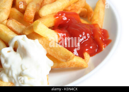 Pommes Frites und Saucen Stockfoto
