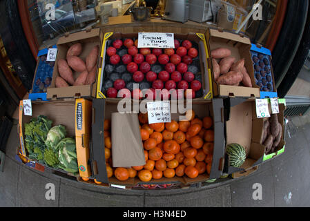 Obst- und Gemüseladen stall mit Boxen von oben fisheye Stockfoto