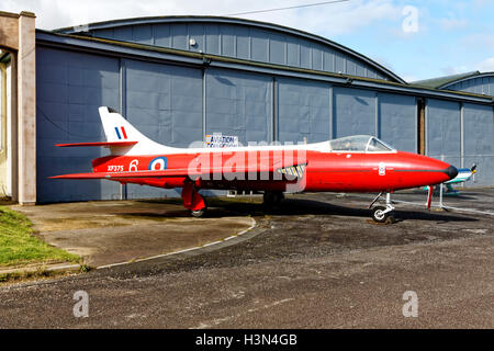 Ehemalige ETPS Hawker Hunter F6 XF375 im Boscombe Down Aviatik-Kollektion, Old Sarum Flugplatz, Wiltshire, Vereinigtes Königreich. Stockfoto