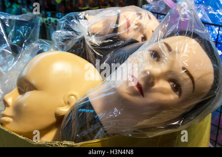 Schaufensterpuppe Shop Dummy-Köpfe in Plastiktüten Anzeige warten Stockfoto