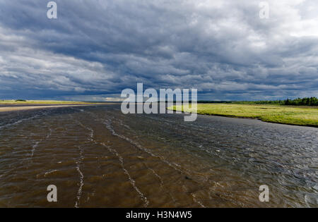 Stürmischer Himmel über St. Louis Lagune und Kellys Beach im Kouchibouguac National Park New Brunswick, Kanada Stockfoto