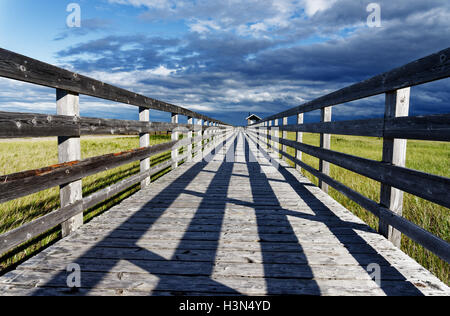 Dramatische Himmel über Kellys Strand Gehweg im Kouchibouguac National Park New Brunswick, Kanada Stockfoto