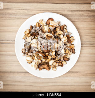 Dekoration von getrockneten Blumen auf dem runden weißen Teller. Natürliche Schönheit. Spa Thema. Potpourri-Szene. Stockfoto